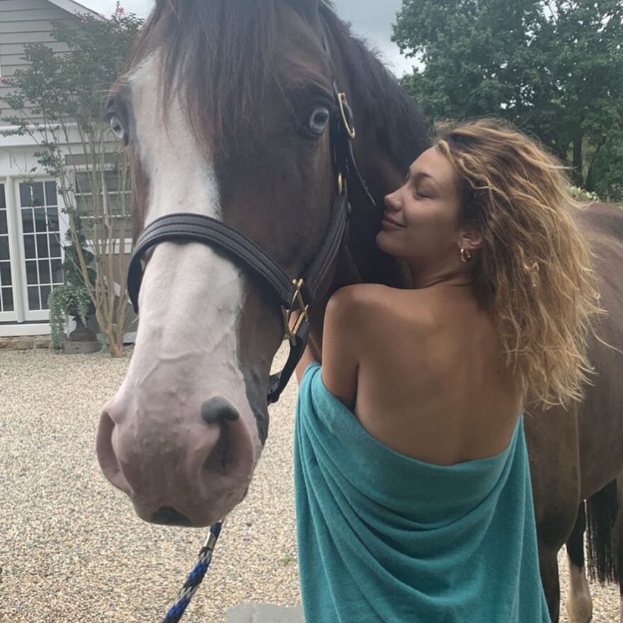 Τα παιχνίδια της Μπέλα Χαντίντ με το αγαπημένο άλογό της