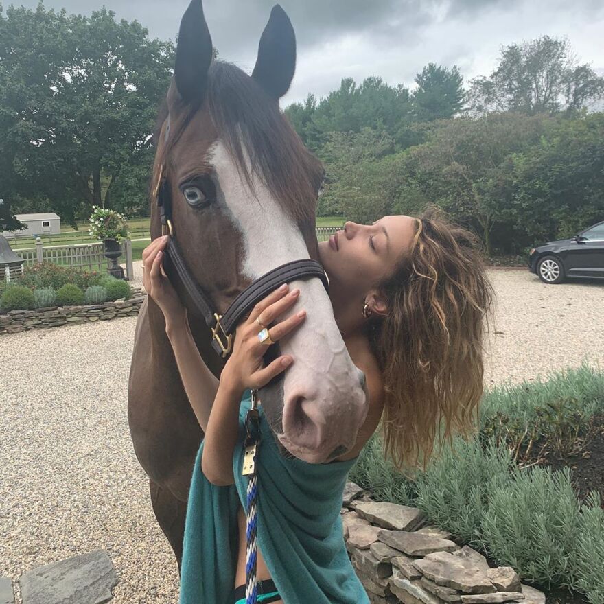 Τα παιχνίδια της Μπέλα Χαντίντ με το αγαπημένο άλογό της