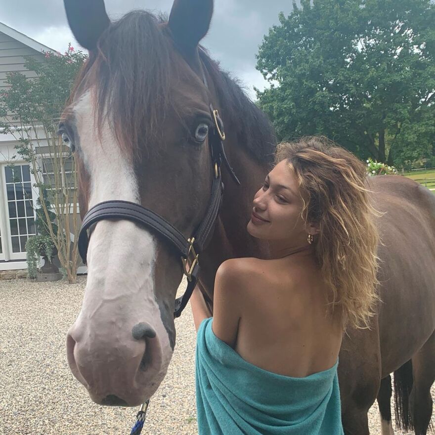 Τα παιχνίδια της Μπέλα Χαντίντ με το αγαπημένο άλογό της