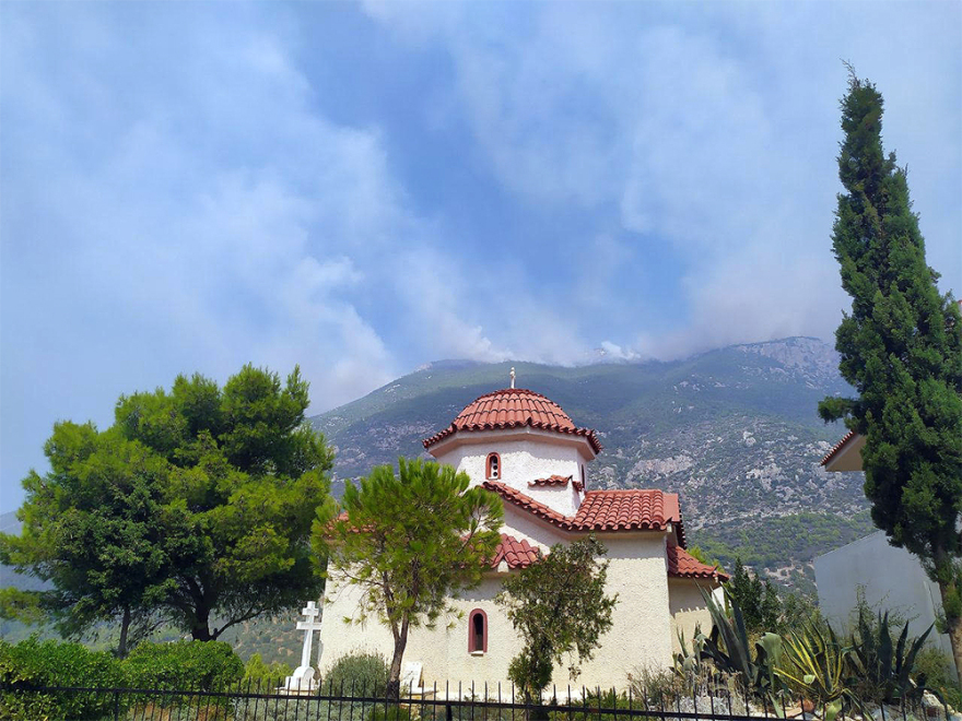 Λουτράκι: Κομάντο της ΕΜΑΚ στη μάχη με τις φλόγες - Πώς ξεκίνησε η φωτιά