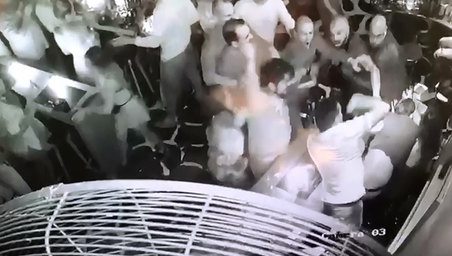 Άγριο ξύλο για ένα τραπέζι στη Μύκονο