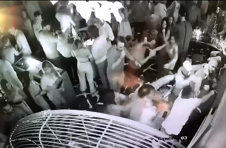 Άγριο ξύλο για ένα τραπέζι στη Μύκονο