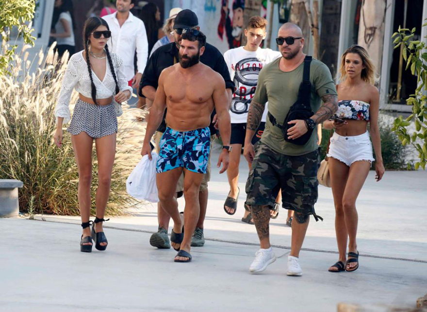 Άγριο ξύλο για ένα τραπέζι στη Μύκονο