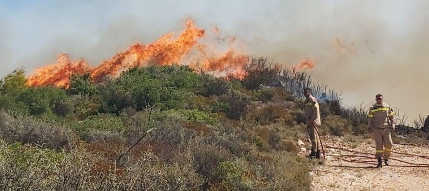 Ζάκυνθος: Ολονύχτια μάχη με τη φωτιά - Κάηκαν δύο σπίτια, εκκενώθηκαν χωριά