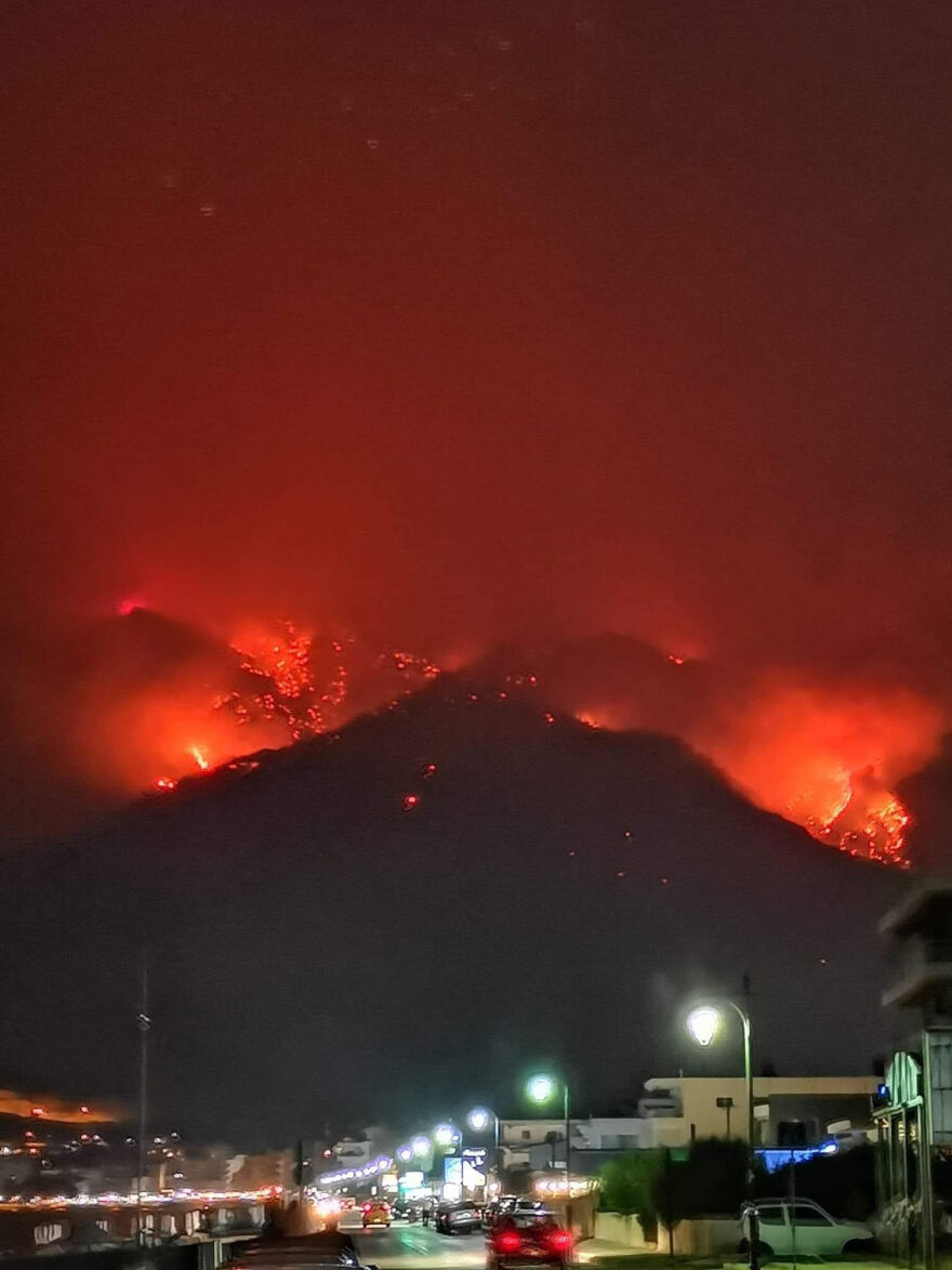 Λουτράκι: Κομάντο της ΕΜΑΚ στη μάχη με τις φλόγες - Πώς ξεκίνησε η φωτιά