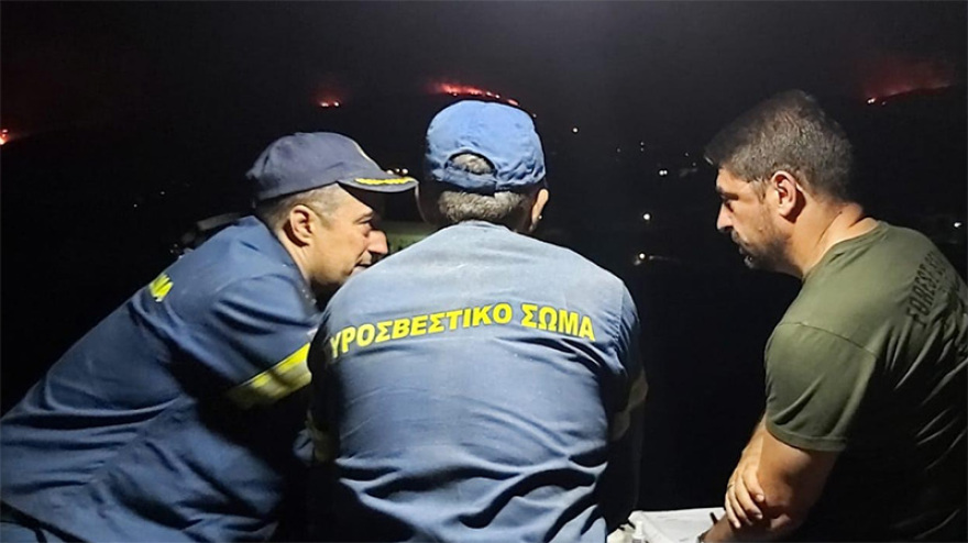 Ζάκυνθος: Ολονύχτια μάχη με τη φωτιά - Κάηκαν δύο σπίτια, εκκενώθηκαν χωριά