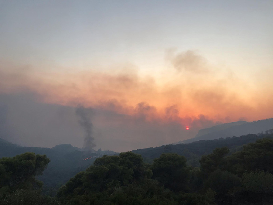 Ζάκυνθος: Ολονύχτια μάχη με τη φωτιά - Κάηκαν δύο σπίτια, εκκενώθηκαν χωριά