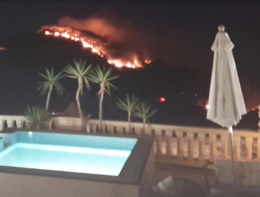 Ζάκυνθος: Ολονύχτια μάχη με τη φωτιά - Κάηκαν δύο σπίτια, εκκενώθηκαν χωριά