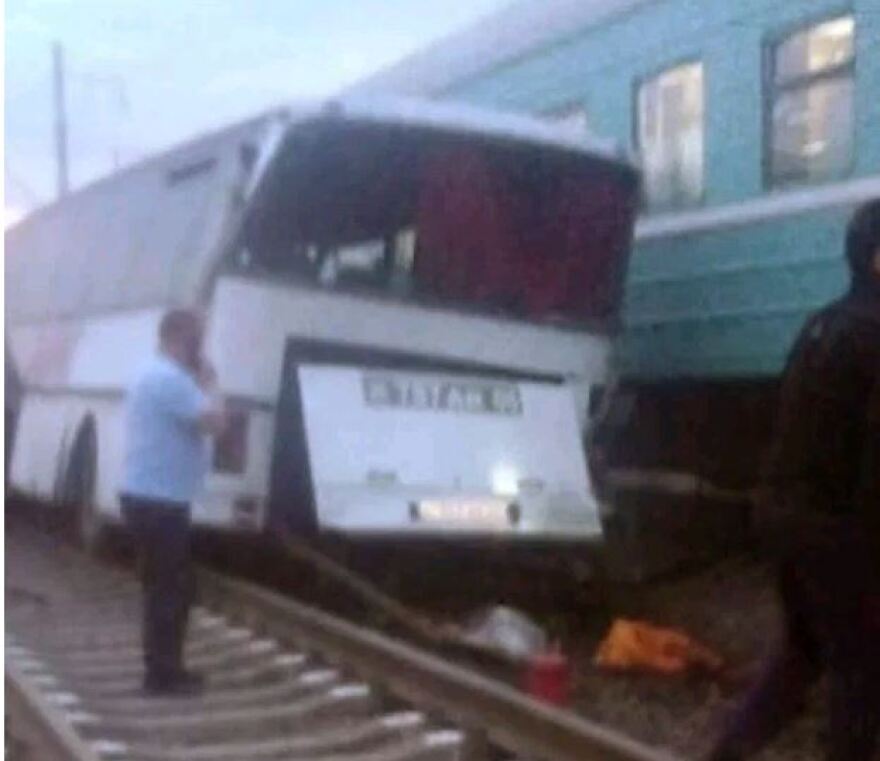 Καζακστάν: Τρένο παρέσυρε λεωφορείο και αυτοκίνητα - Σοκαριστικό βίντεο