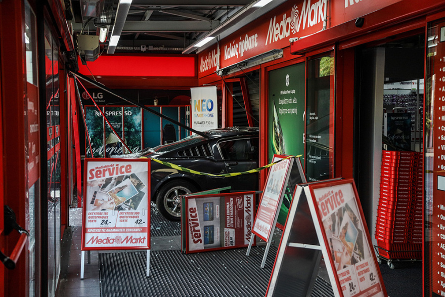 Διέλυσαν μια Ford Mustang του 1967 για πάρουν κινητά και Playstation!