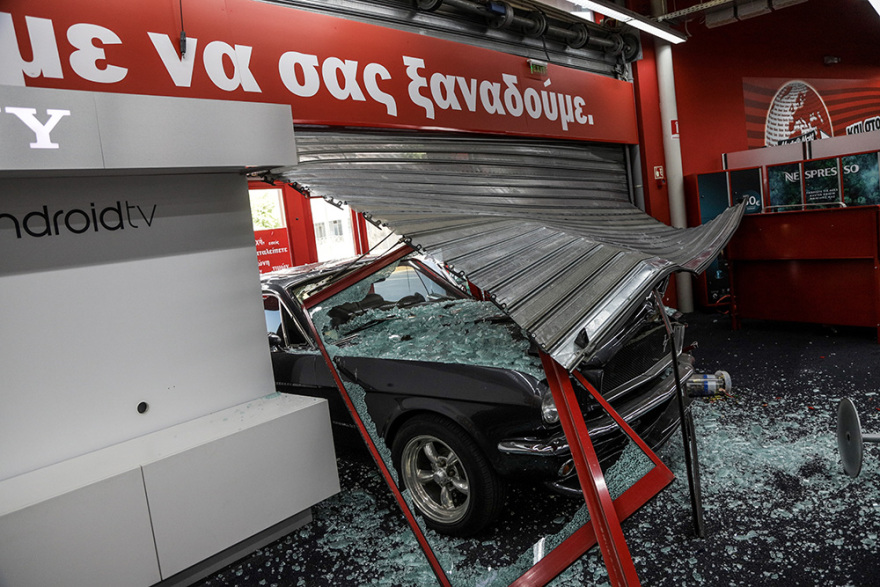 Διέλυσαν μια Ford Mustang του 1967 για πάρουν κινητά και Playstation!