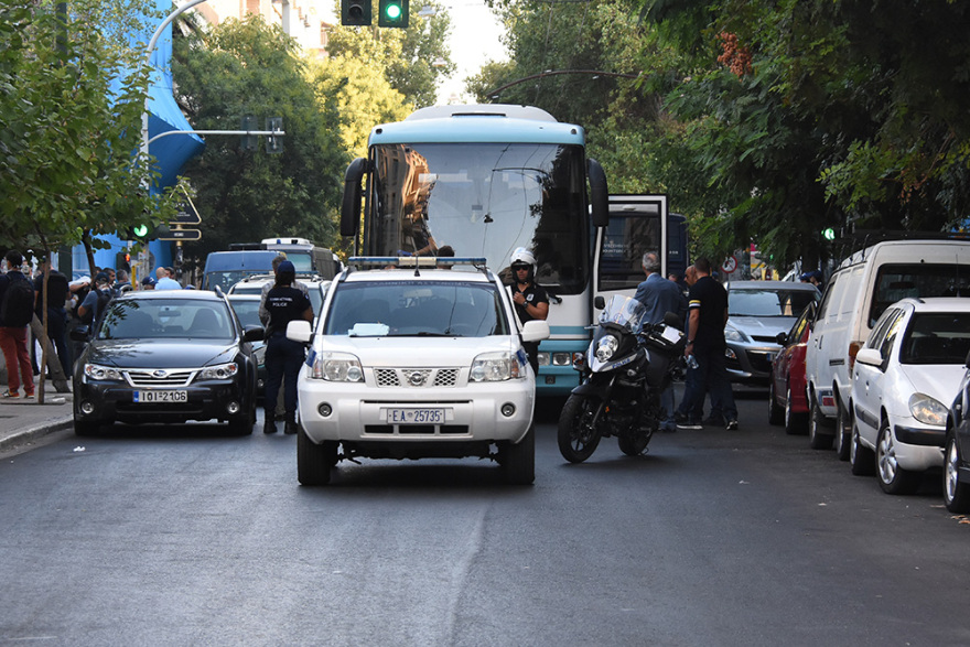 Επιχείρηση της ΕΛΑΣ για εκκένωση σε δυο υπό κατάληψη κτήρια στην Αχαρνών