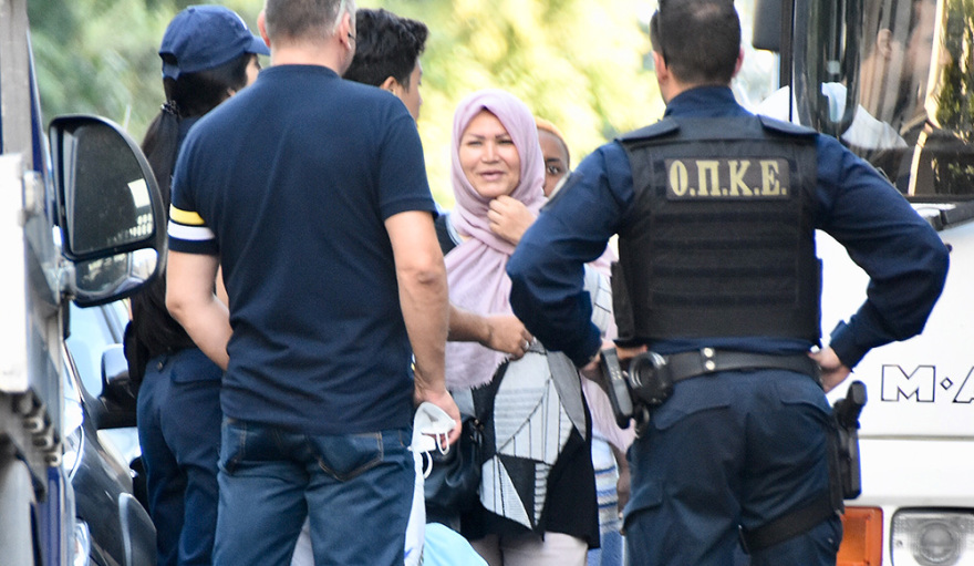 Επιχείρηση της ΕΛΑΣ για εκκένωση σε δυο υπό κατάληψη κτήρια στην Αχαρνών