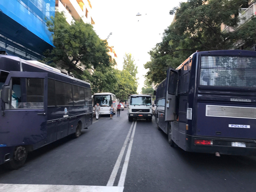 Επιχείρηση της ΕΛΑΣ για εκκένωση σε δυο υπό κατάληψη κτήρια στην Αχαρνών