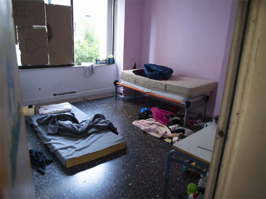 Επιχείρηση ΕΛΑΣ: Δείτε φωτογραφίες από τις καταλήψεις στην Αχαρνών - Βρήκαν και πιστόλια