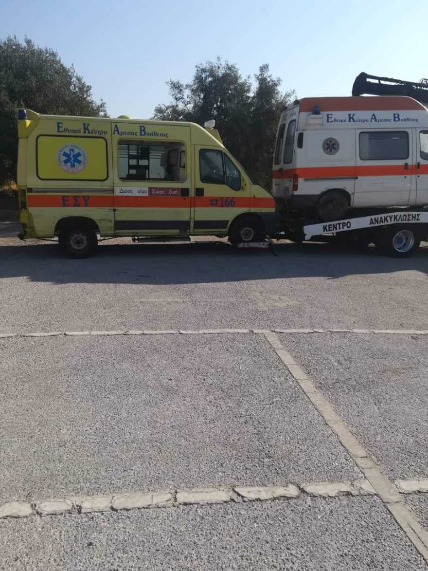 Απομακρύνουν τα παροπλισμένα ασθενοφόρα του ΕΚΑΒ