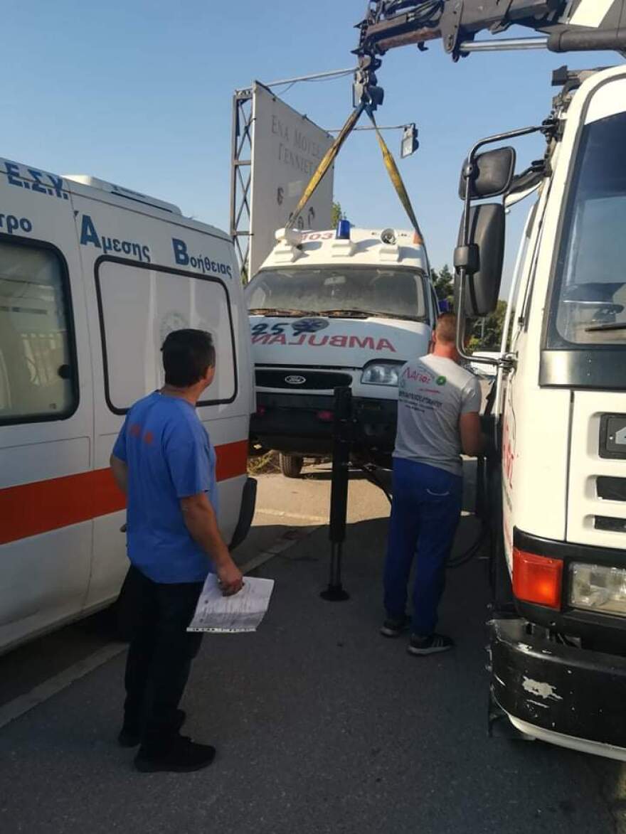 Απομακρύνουν τα παροπλισμένα ασθενοφόρα του ΕΚΑΒ