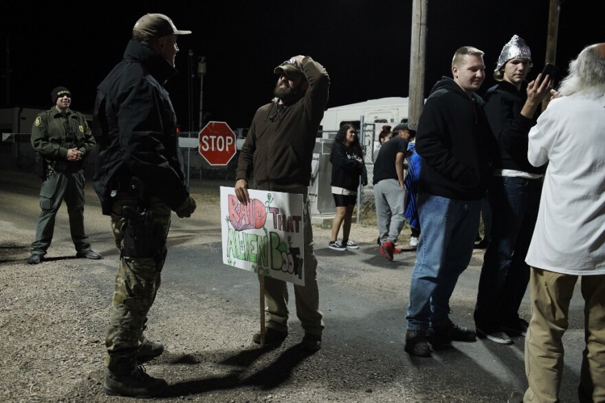 Εισβολή στην «Περιοχή 51»: Υποτονική η συγκέντρωση - Μόνο 100 ανταποκρίθηκαν στο κάλεσμα