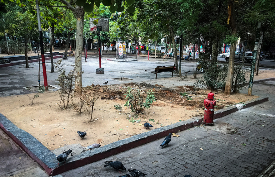 Απομακρύνθηκε το «ΚΕΠ» των αντιεξουσιαστών από την πλατεία Εξαρχείων 