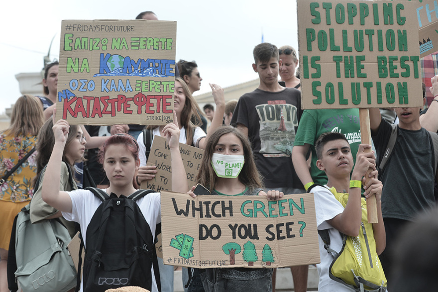 Στο Σύνταγμα μαθητές για την κλιματική αλλαγή: Θέλουμε «καυτούς» φίλους, όχι «καυτό» πλανήτη