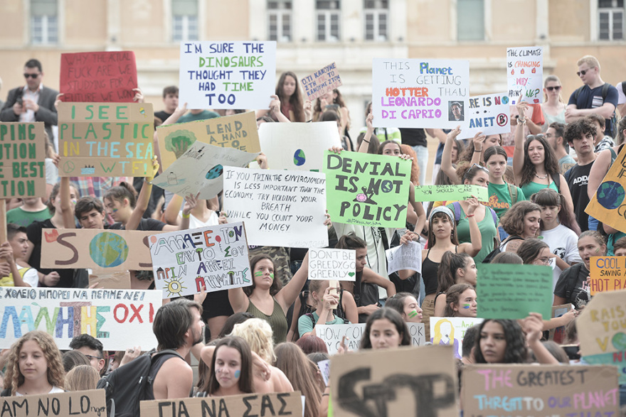 Στο Σύνταγμα μαθητές για την κλιματική αλλαγή: Θέλουμε «καυτούς» φίλους, όχι «καυτό» πλανήτη