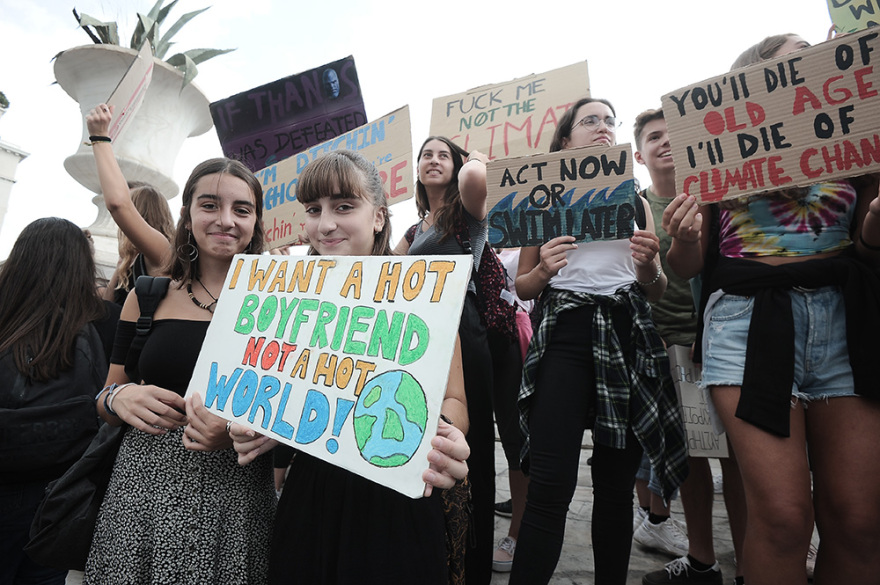 Στο Σύνταγμα μαθητές για την κλιματική αλλαγή: Θέλουμε «καυτούς» φίλους, όχι «καυτό» πλανήτη