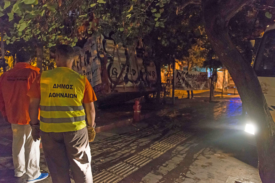 Εξάρχεια: Καρέ-καρέ το ξήλωμα του «ΚΕΠ» των αντιεξουσιαστών