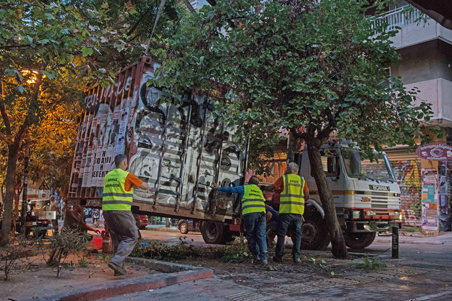 Εξάρχεια: Καρέ-καρέ το ξήλωμα του «ΚΕΠ» των αντιεξουσιαστών