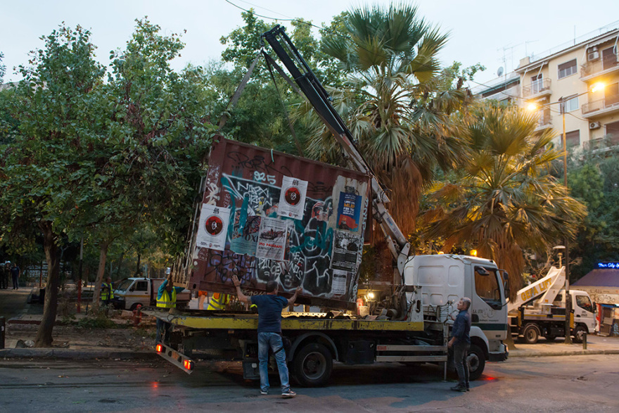 Εξάρχεια: Καρέ-καρέ το ξήλωμα του «ΚΕΠ» των αντιεξουσιαστών