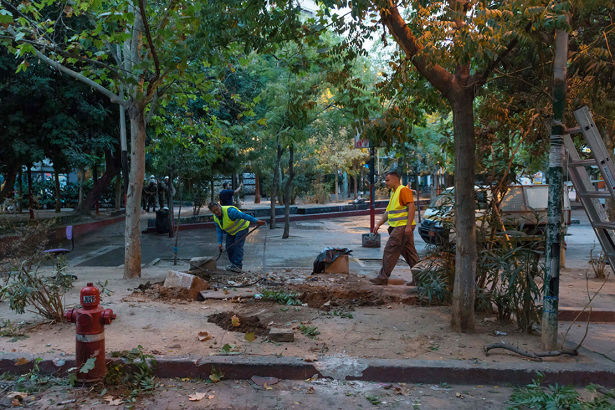 Εξάρχεια: Καρέ-καρέ το ξήλωμα του «ΚΕΠ» των αντιεξουσιαστών