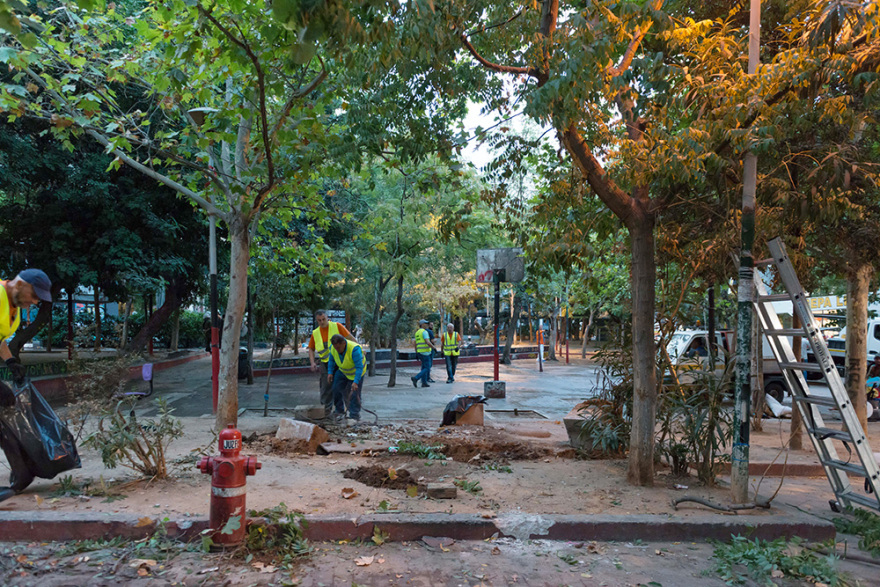 Εξάρχεια: Καρέ-καρέ το ξήλωμα του «ΚΕΠ» των αντιεξουσιαστών