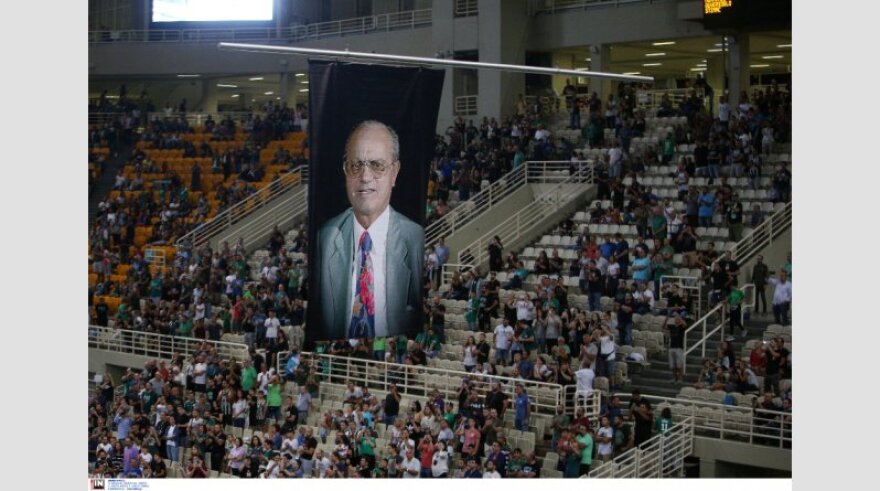 Παναθηναϊκός: Το λάβαρο του Θανάση Γιαννακόπουλου στην οροφή του ΟΑΚΑ