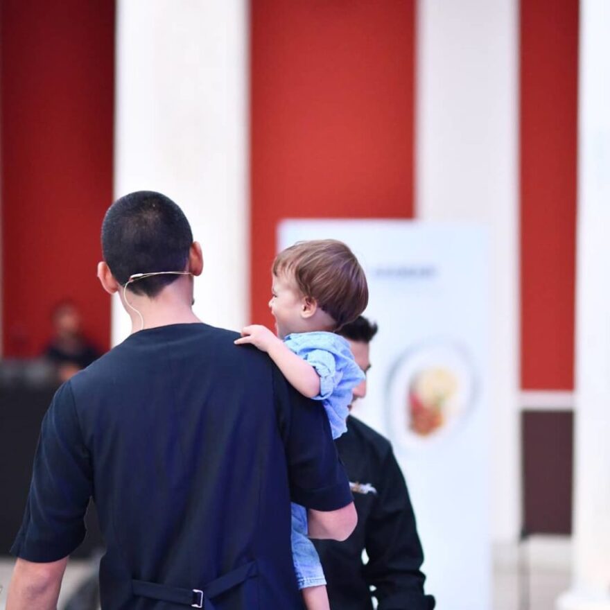 Η τρυφερή φωτογραφία του Σωτήρη Κοντιζά με τον ενός έτους γιο του 