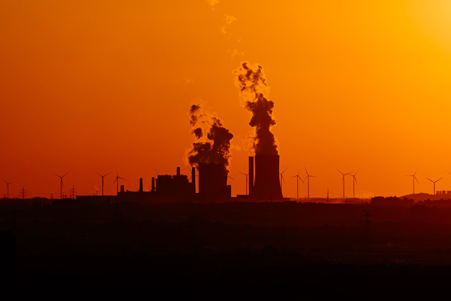 Νέος κλιματικός νόμος: Καυστήρες τέλος, έρχονται ηλεκτρικά Ι.Χ. και ταξί