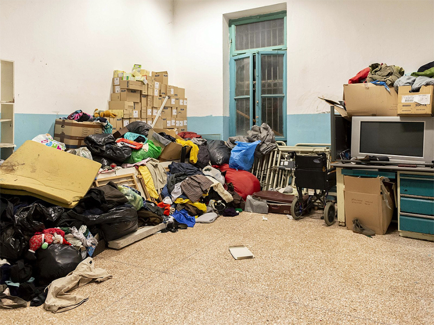 Εκκενώθηκε κι άλλη κατάληψη στο κέντρο: Πώς ζούσαν οι 130 μετανάστες στο παλιό σχολείο