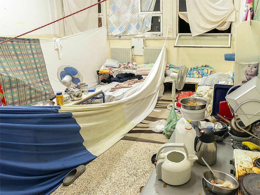 Εκκενώθηκε κι άλλη κατάληψη στο κέντρο: Πώς ζούσαν οι 130 μετανάστες στο παλιό σχολείο