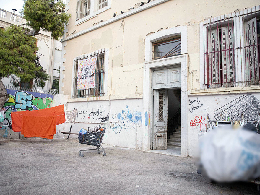 Εκκενώθηκε κι άλλη κατάληψη στο κέντρο: Πώς ζούσαν οι 130 μετανάστες στο παλιό σχολείο