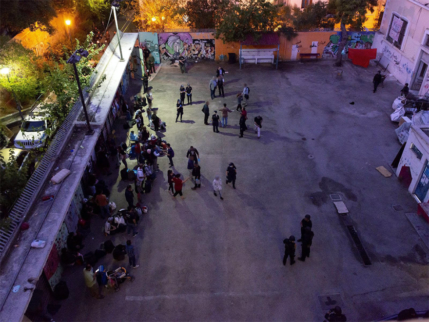 Εκκενώθηκε κι άλλη κατάληψη στο κέντρο: Πώς ζούσαν οι 130 μετανάστες στο παλιό σχολείο