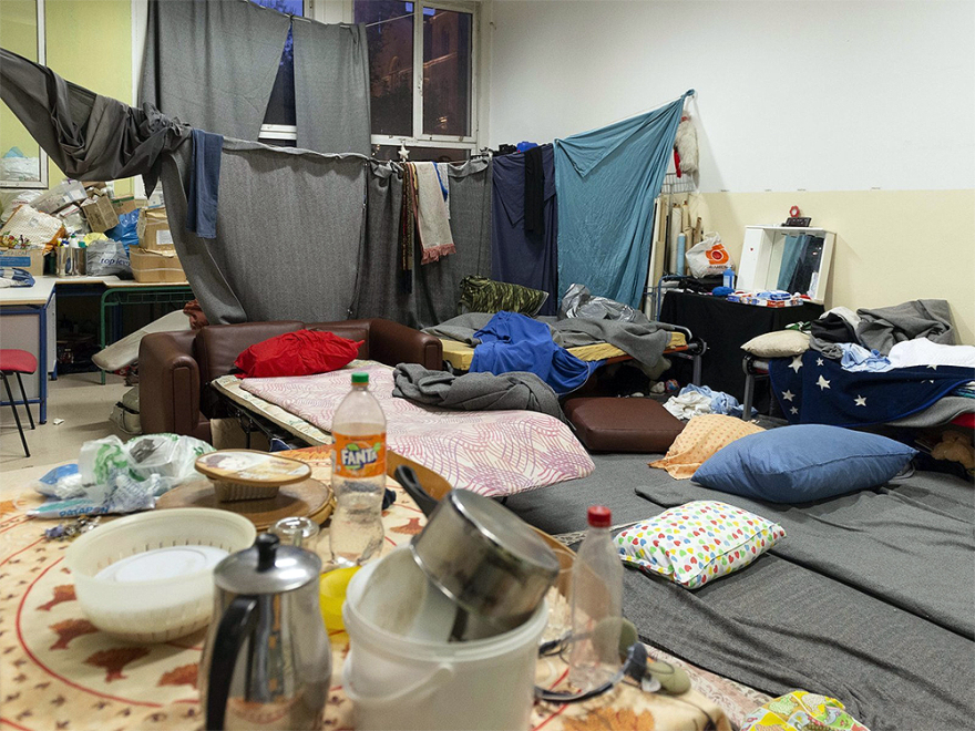 Εκκενώθηκε κι άλλη κατάληψη στο κέντρο: Πώς ζούσαν οι 130 μετανάστες στο παλιό σχολείο