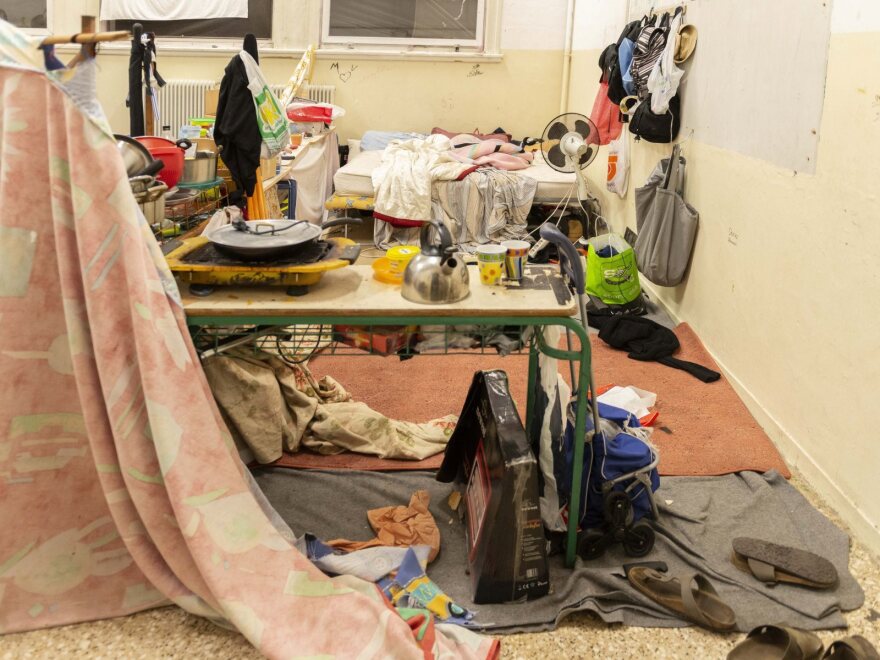 Εκκενώθηκε κι άλλη κατάληψη στο κέντρο: Πώς ζούσαν οι 130 μετανάστες στο παλιό σχολείο