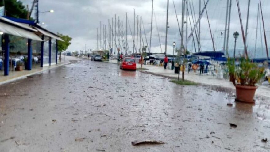 «Σαρώνει» η κακοκαιρία: 10.500 κεραυνοί στο Ιόνιο και τη Δυτική Ελλάδα έως τις 13:00