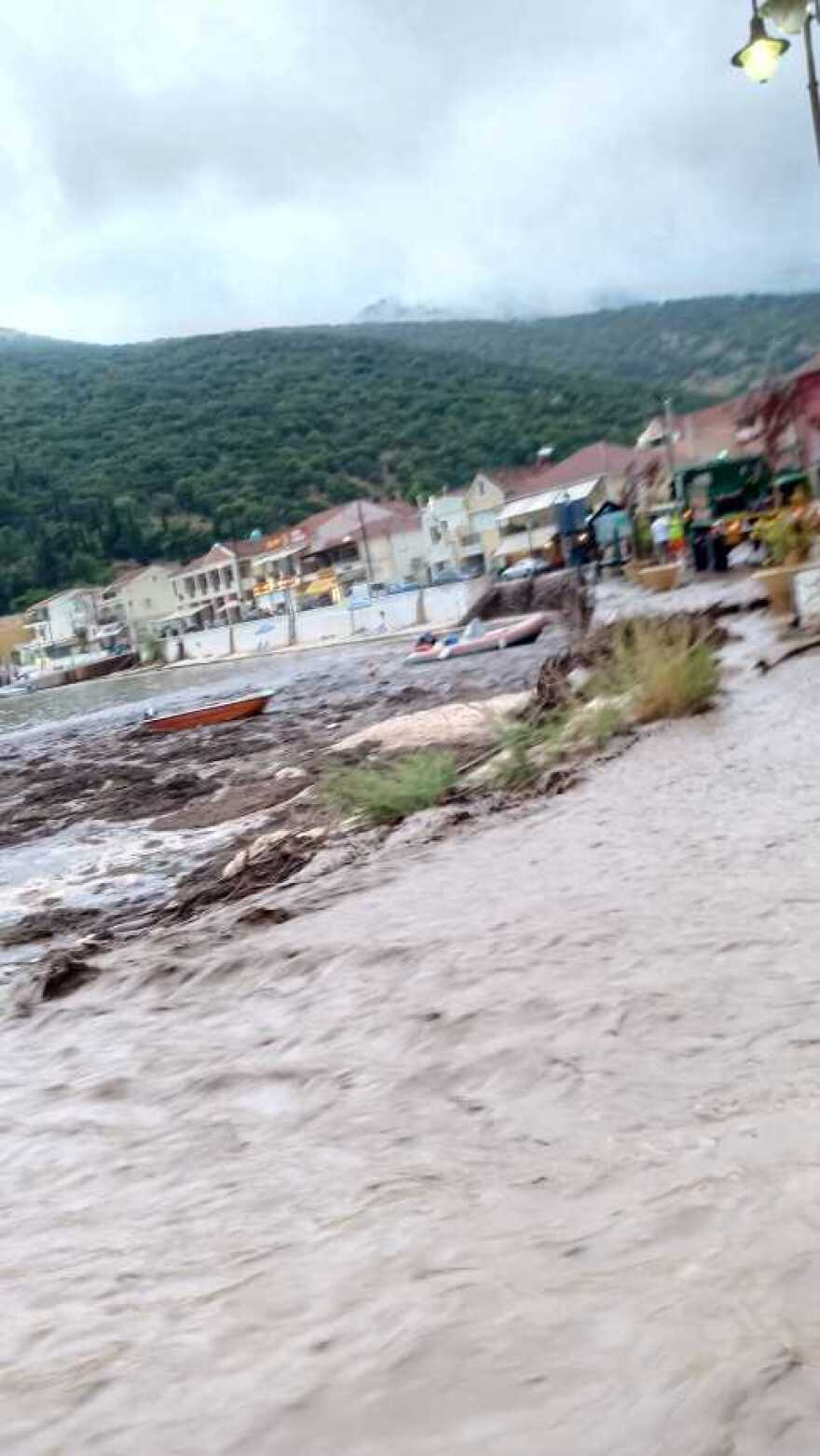 «Σαρώνει» η κακοκαιρία: 10.500 κεραυνοί στο Ιόνιο και τη Δυτική Ελλάδα έως τις 13:00