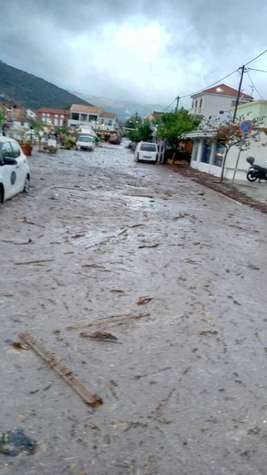 «Σαρώνει» η κακοκαιρία: 10.500 κεραυνοί στο Ιόνιο και τη Δυτική Ελλάδα έως τις 13:00