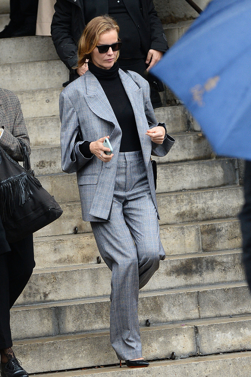 Πίτερ Λίντμπεργκ: «Πασαρέλα» με Σίντι Κρόφορντ, Ναόμι, Κέιτ Μος και Κάρλα Μπρούνι στην κηδεία του διάσημου φωτογράφου