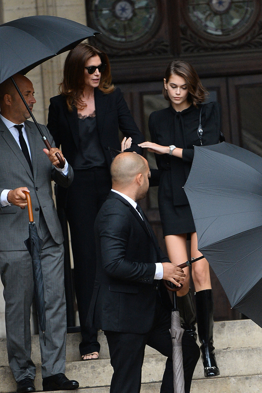 Πίτερ Λίντμπεργκ: «Πασαρέλα» με Σίντι Κρόφορντ, Ναόμι, Κέιτ Μος και Κάρλα Μπρούνι στην κηδεία του διάσημου φωτογράφου