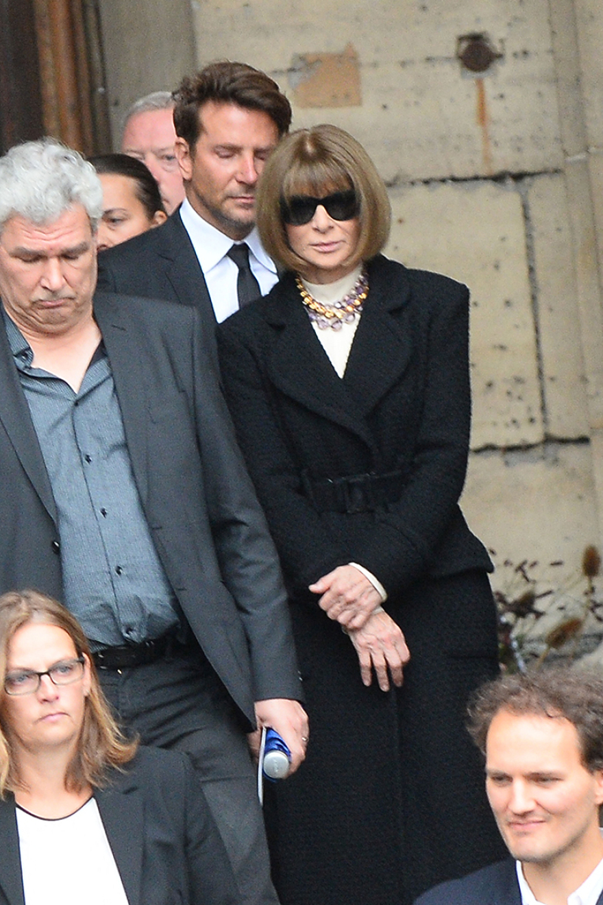 Πίτερ Λίντμπεργκ: «Πασαρέλα» με Σίντι Κρόφορντ, Ναόμι, Κέιτ Μος και Κάρλα Μπρούνι στην κηδεία του διάσημου φωτογράφου