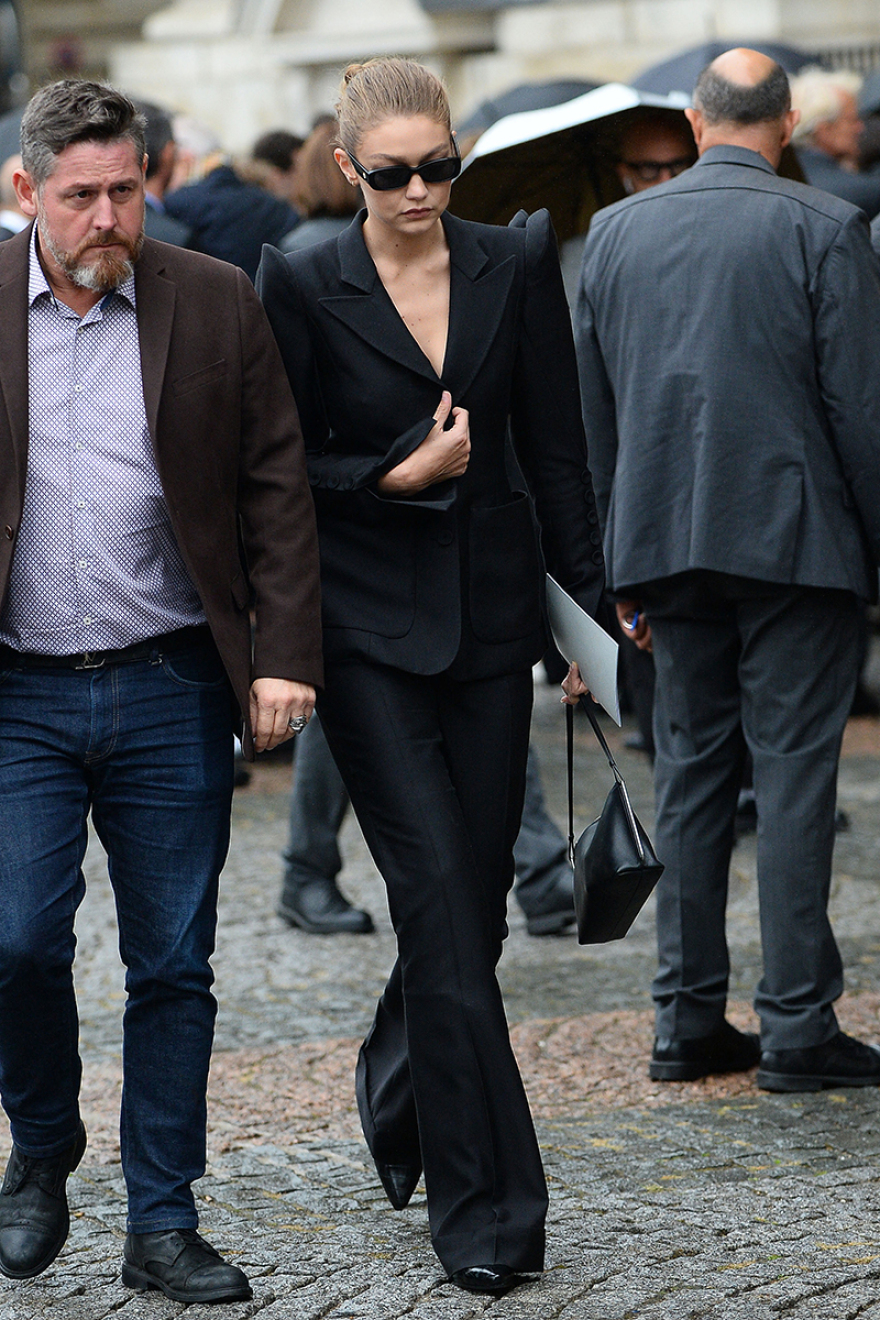 Πίτερ Λίντμπεργκ: «Πασαρέλα» με Σίντι Κρόφορντ, Ναόμι, Κέιτ Μος και Κάρλα Μπρούνι στην κηδεία του διάσημου φωτογράφου