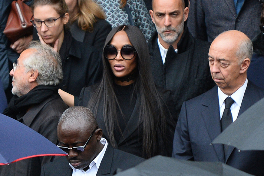 Πίτερ Λίντμπεργκ: «Πασαρέλα» με Σίντι Κρόφορντ, Ναόμι, Κέιτ Μος και Κάρλα Μπρούνι στην κηδεία του διάσημου φωτογράφου