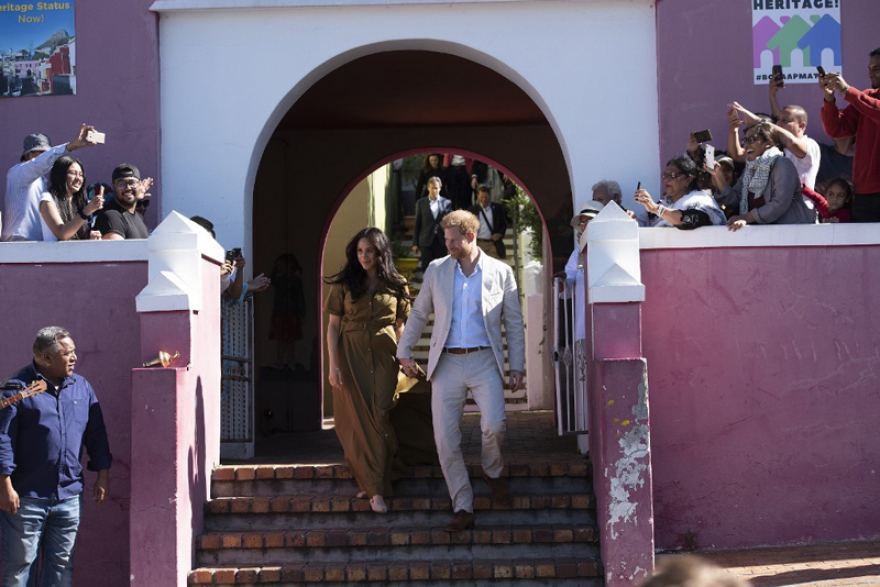 Μέγκαν Μαρκλ: Φόρεσε μαντίλα σε τζαμί στο Κέιπ Τάουν