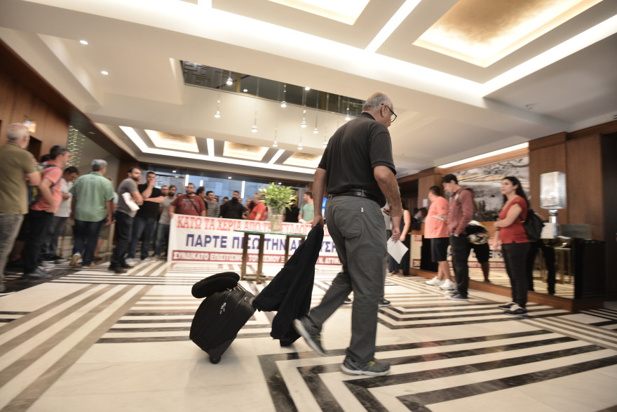 «Ντου» από το ΠΑΜΕ σε ξενοδοχείο για την απόλυση εργαζόμενου